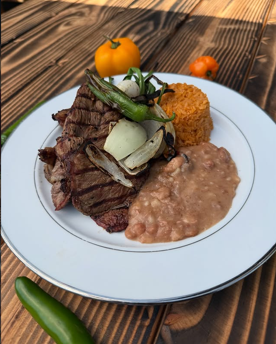Carne asada a la parrilla con cebollitas y chile toreado, arroz mexicano y frijoles refritos