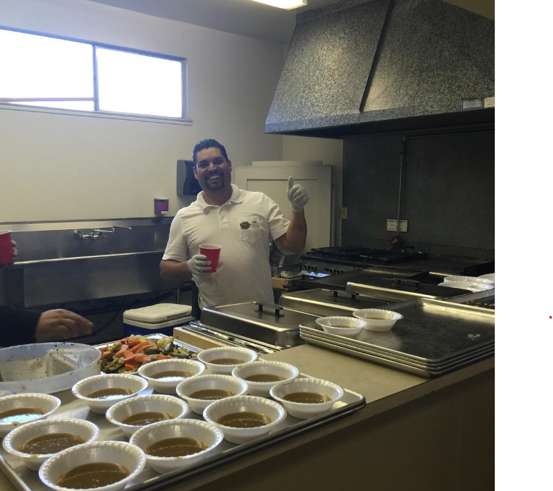 Chef Gabe en la cocina, sirviendo tazones de caldo en charolas antes de un evento