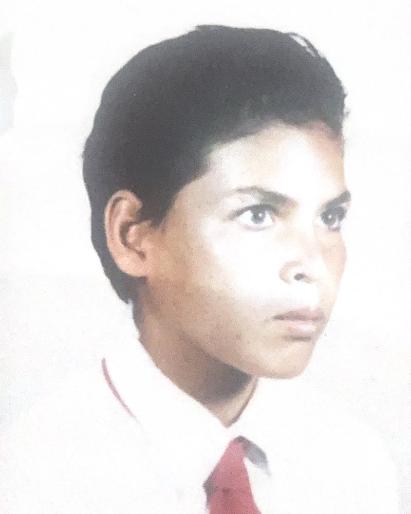 Chef Gabe de joven, en un retrato con camisa blanca y corbata roja