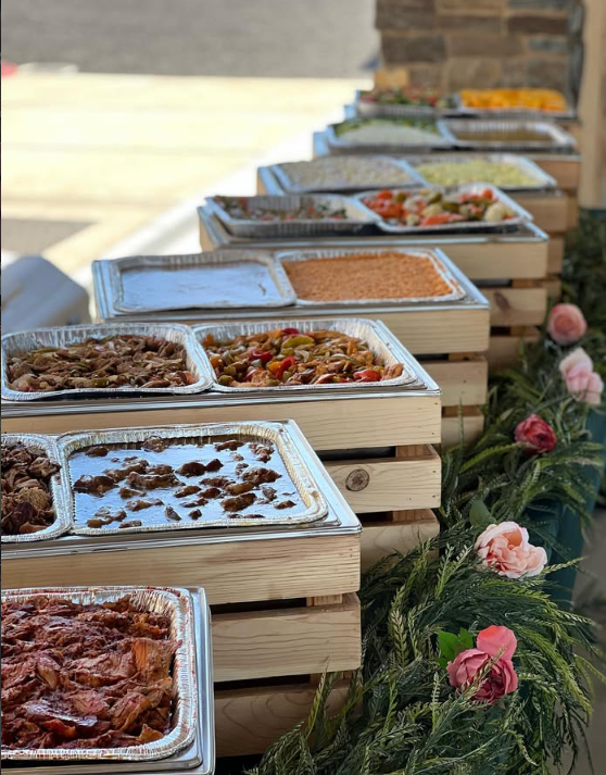 Charolas de buffet al aire libre decoradas con flores rosas