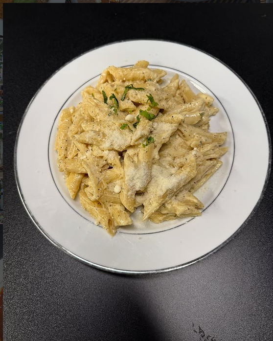 Pasta italiana cremosa con queso parmesano y albahaca fresca
