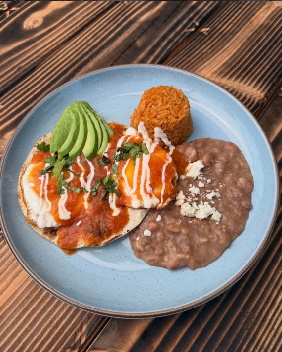 Platillo servido con tostada, arroz mexicano y frijoles refritos