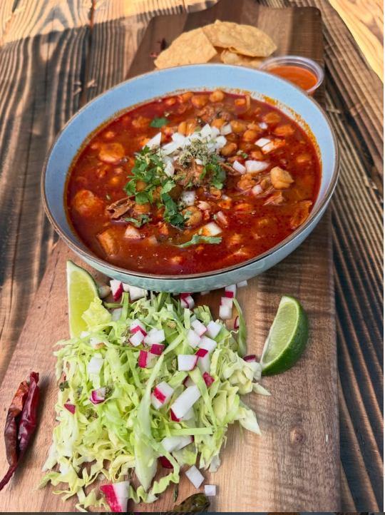 Pozole rojo con repollo, rábano, cebolla, limón y tostadas