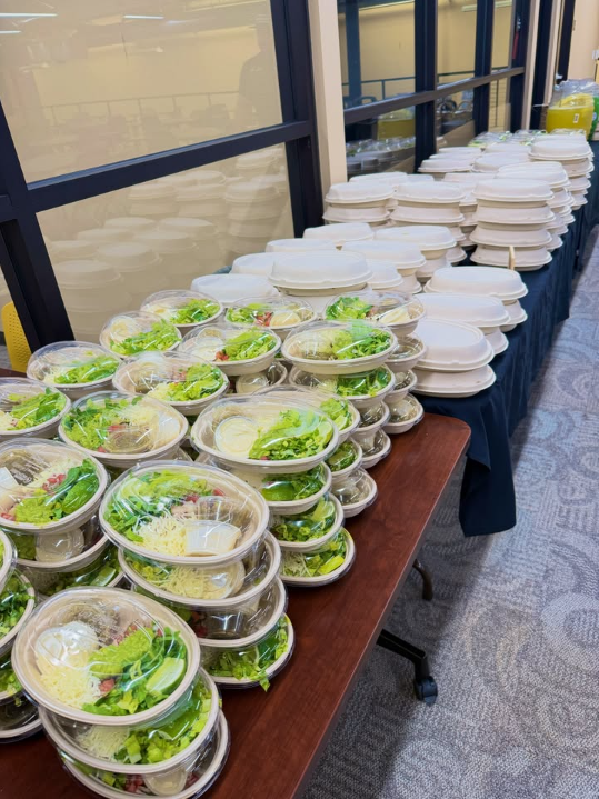 Comidas individuales empacadas en tazones con tapa, apiladas y listas para entregar