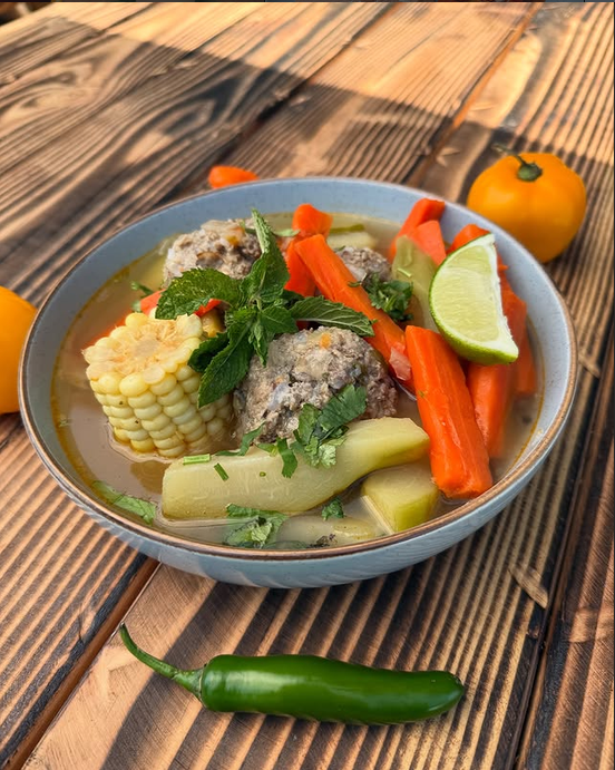 Sopa de albóndigas con zanahoria, calabaza, elote, hierbabuena y limón